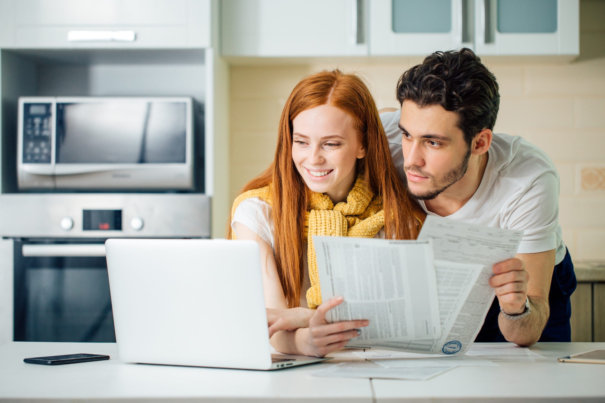 two persons looking to a screen in a omnichannel contact center