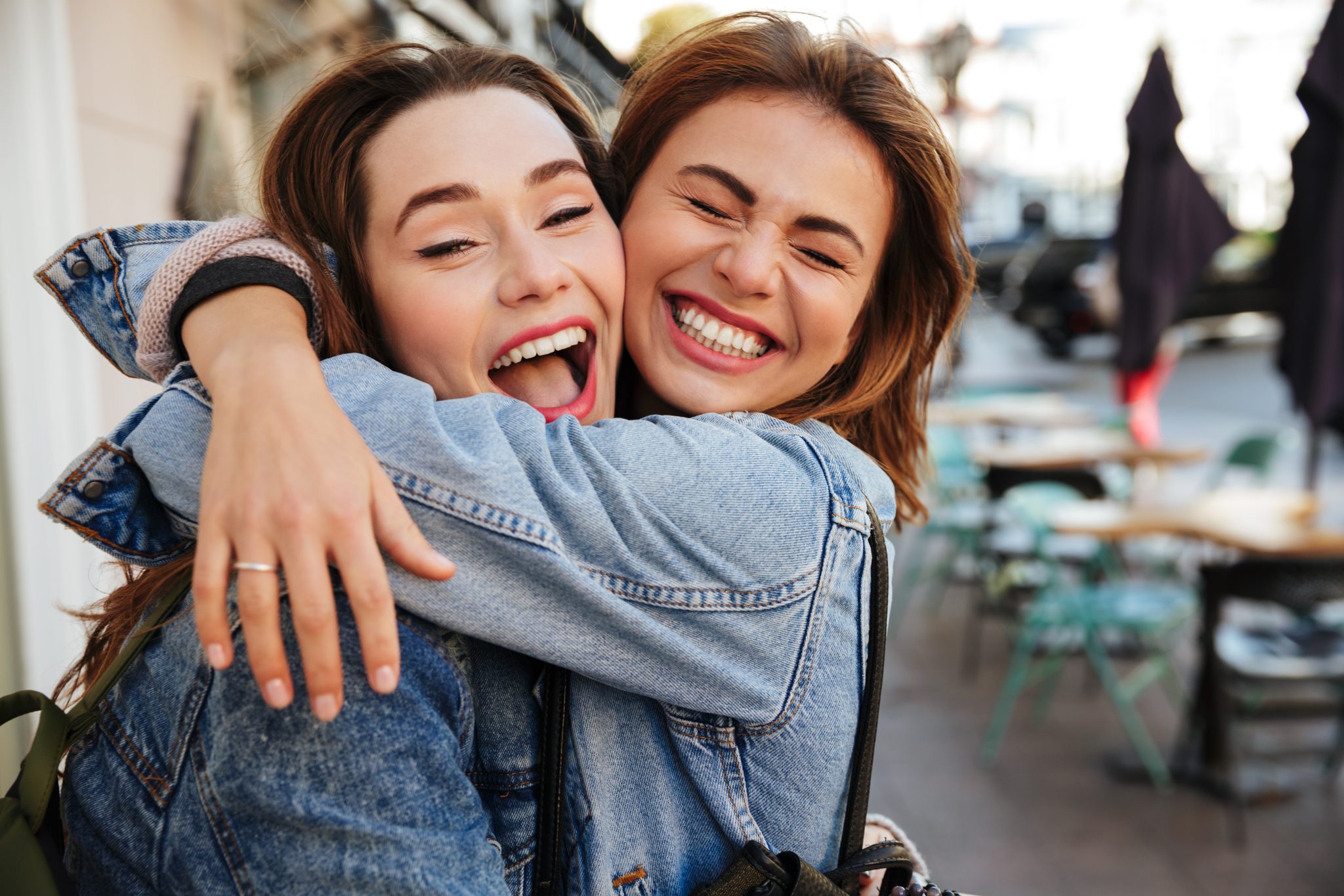 2 girls hugging