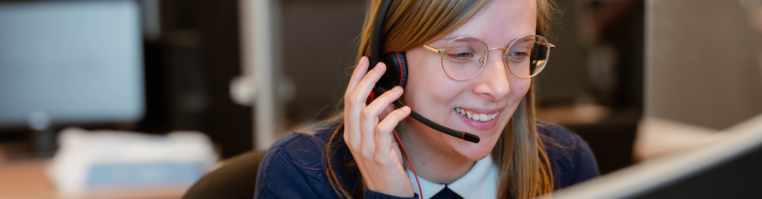 girl with a microphone in a callcenter