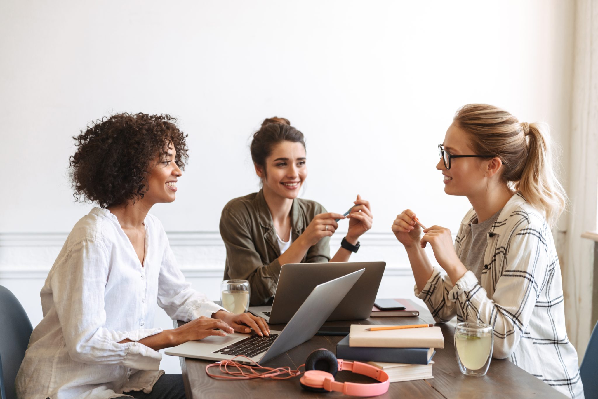 3 people discussing at a table in a helpdesk